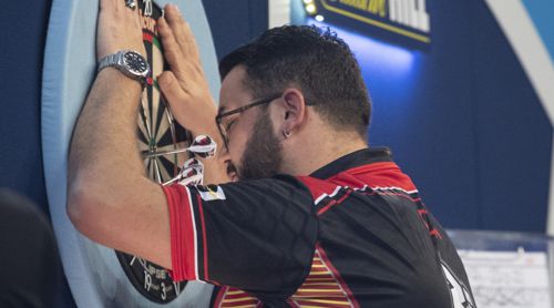 Cristo Reyes bedankt sich beim Dartboard