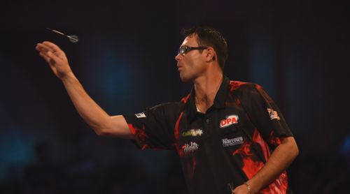 Damon Heta wirft Darts