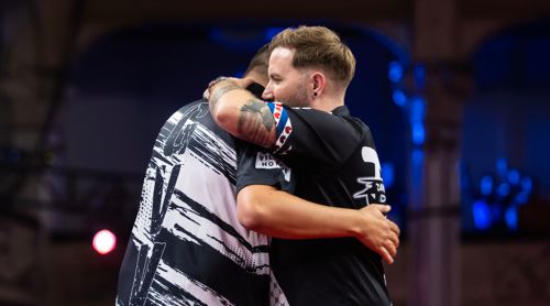 Danny Noppert umarmt Gian van Veen