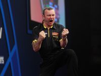 Darren Webster besiegte John Henderson in der Auftaktpartie der Darts WM 2016 mit 3:1