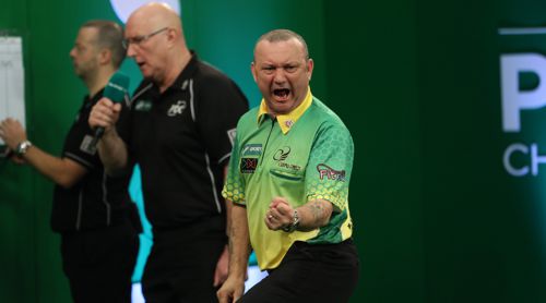 Darren Webster freut sich über seinen Sieg bei den Players Championship Finals