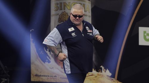 Darryl Fitton tanzt zu Madness auf den Bühnen der Dartswelt