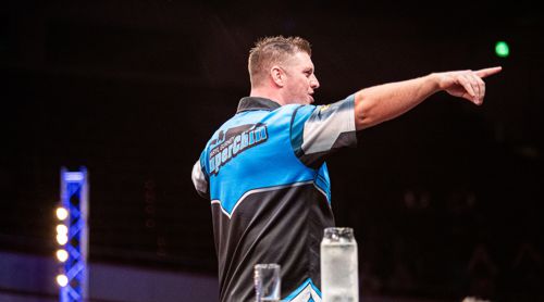 Daryl Gurney singt mit bei Caroline
