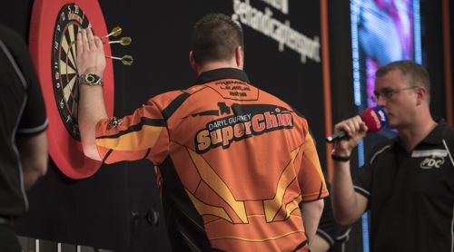 Daryl Gurney zeigt sein Dartshirt von hinten