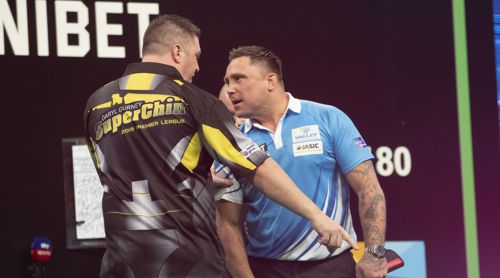 Daryl Gurney diskutiert mit Gerwyn Price die Regeln