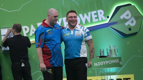 Daryl Gurney mit Glatze - guter Zweck