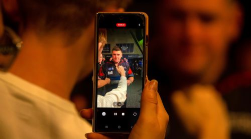 Daryl Gurney mit dem Handy fotografiert