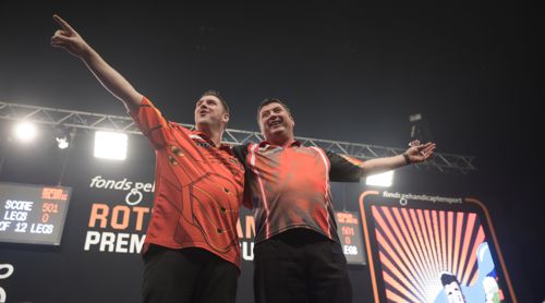 Daryl Gurney und Mensur Suljovic singen zusammen