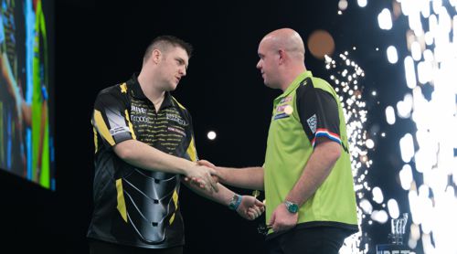 Daryl Gurney und Michael van Gerwen begrüßen sich mit Handschlag