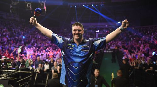 Daryl Gurney reckt das Mikrofon des englische Fernsehsenders Sky Sports in die Höhe