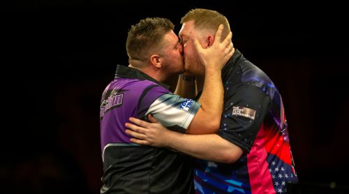 Daryl Gurney küsst Ricky Evans