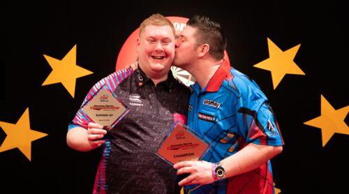 Daryl Gurney küsst Ricky Evans