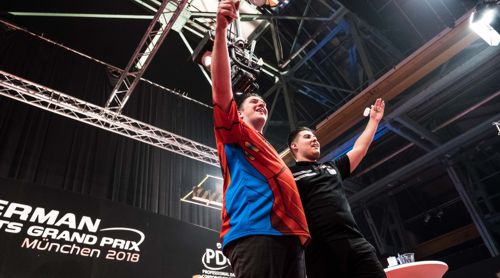 Daryl Gurney und Ryan Meikle feiern gemeinsam den Walk on