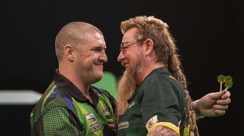 Simon Whitlock begutachtet die Glatze von Daryl Gurney