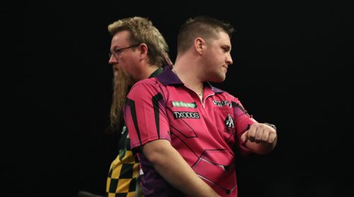 Daryl Gurney rempelt Simon Whitlock auf der Bühne an