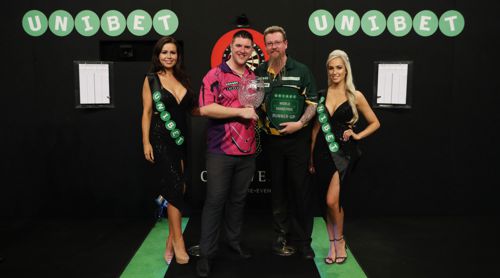 Daryl Gurney und Simon Whitlock bei der Siegerehrung des World Grand Prix