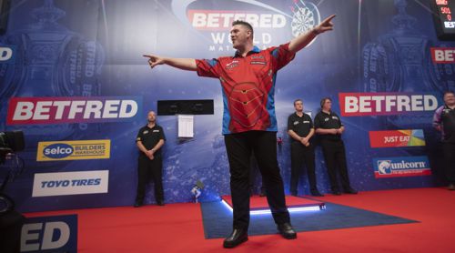 Daryl Gurney singt Sweet Caroline von Neil Diamond