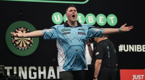 Daryl Gurney feiert mit den Fans in Nottingham seinen Walk on