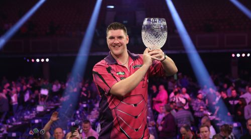 Daryl Gurney mit dem Pokal des Grand Prix Siegers