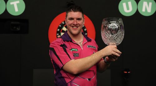 Daryl Gurney mit dem Pokal des World Grand Prix 2017