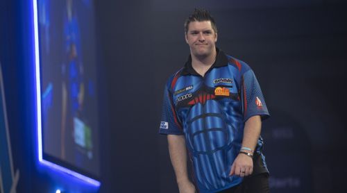 Daryl Gurney diesmal im blauen Kleid