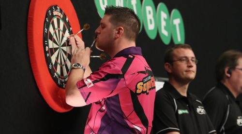 Daryl Gurney küsst nach seinem Sieg die Dartpfeile