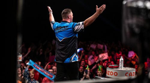 Daryl Gurney feiert mit den Fans