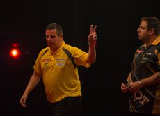 Dave Chisnall freut sich über seinen Sieg gegen Adrian Lewis