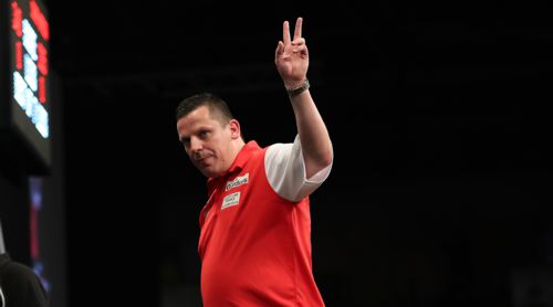 Dave Chisnall freut sich im roten Dartshirt über den Einzug in das Viertelfinale des World Cup