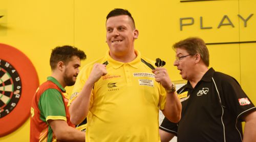 Dave Chisnall steht nach seinem Erfolg über Jamie Lewis im Achtelfinale der Players Championship Finals