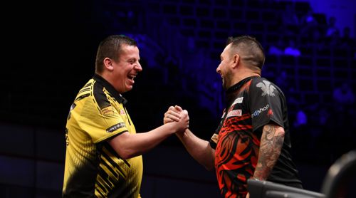 Dave Chisnall und Jonny Clayton freundschaftlich