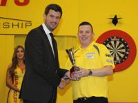 Dave Chisnall bekommt von PDC Geschäftsführer Matthew Porter den Pokal für den zweiten Platz überreicht