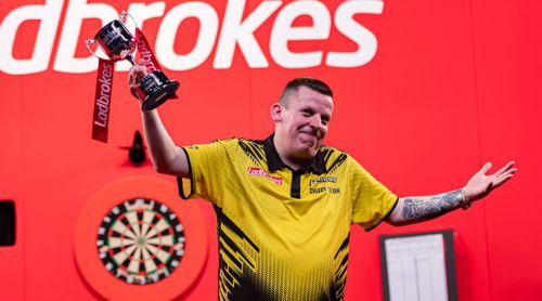 Dave Chisnall mit dem Masters-Vize-Pokal