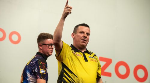 Dave Chisnall im Spaziergang mit Ted Evetts