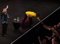 Dave Chisnall verschenkt nach dem Spiel gegen Phil Taylor seine Flights an die Fans