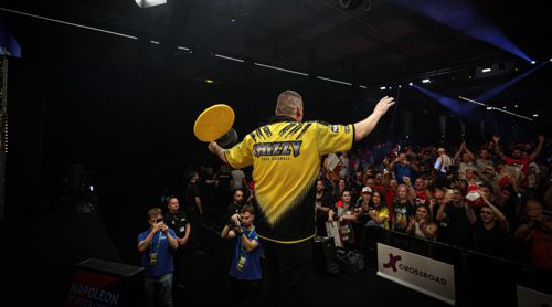 Dave Chisnall mit Pokal von hinten