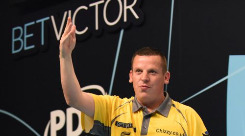 Dave Chisnall winkt den Fans