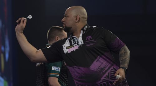 Devon Petersen gewinnt mit ach und krach gegen Steve Lennon