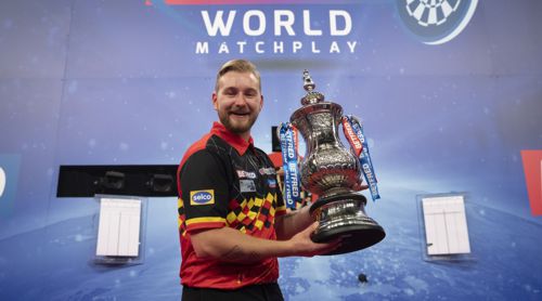 Dimitri Van den Bergh mit dem Pokal des Matchplay-Champion