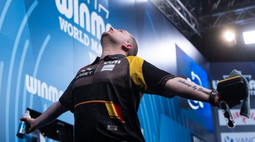 Dimitri Van den Bergh mit der Pose von Raymond van Barneveld
