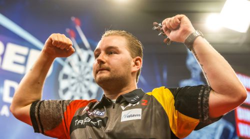 Dimitri Van den Bergh zeigt seine Muskeln