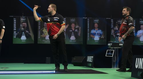 Dimitri Van den Bergh und Jonny Clayton bei der Premier League