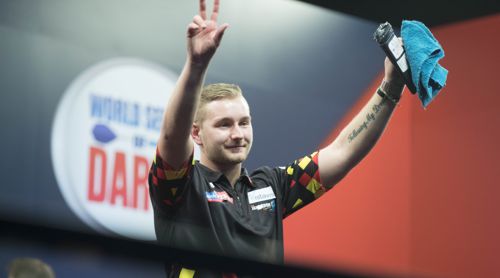 Dimitri van den Bergh läuft tanzend in die Braehead Arena in Glasgow ein