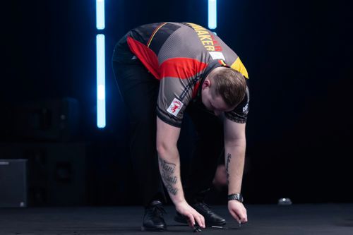 Dimitri Van den Bergh hebt seine Darts auf