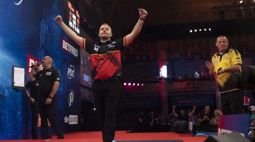 Harte Arbeit für Dimitri Van den Bergh gegen Dave Chisnall