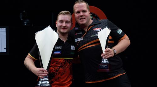 Dimitri Van den Bergh und Dirk van Duivenbode mit Pokalen