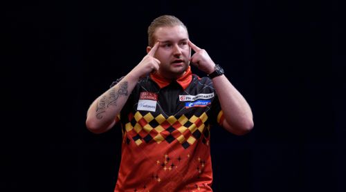 Dimitri Van den Bergh zeigt sich mit den Fingern an die Schläfen