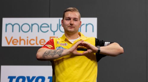 Dimitri Van den Bergh zeigt Herz