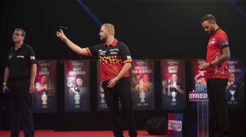 Dimitri Van den Bergh holt eine enge Kiste gegen Joe Cullen