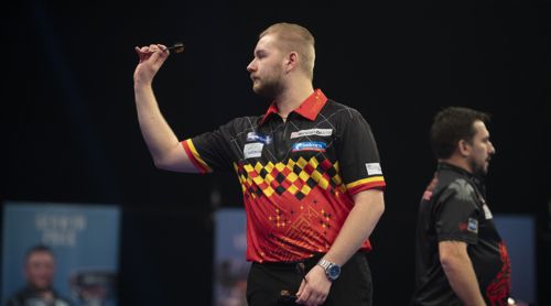 Dimitri Van den Bergh verpasst Jonny Clayton eine Klatsche